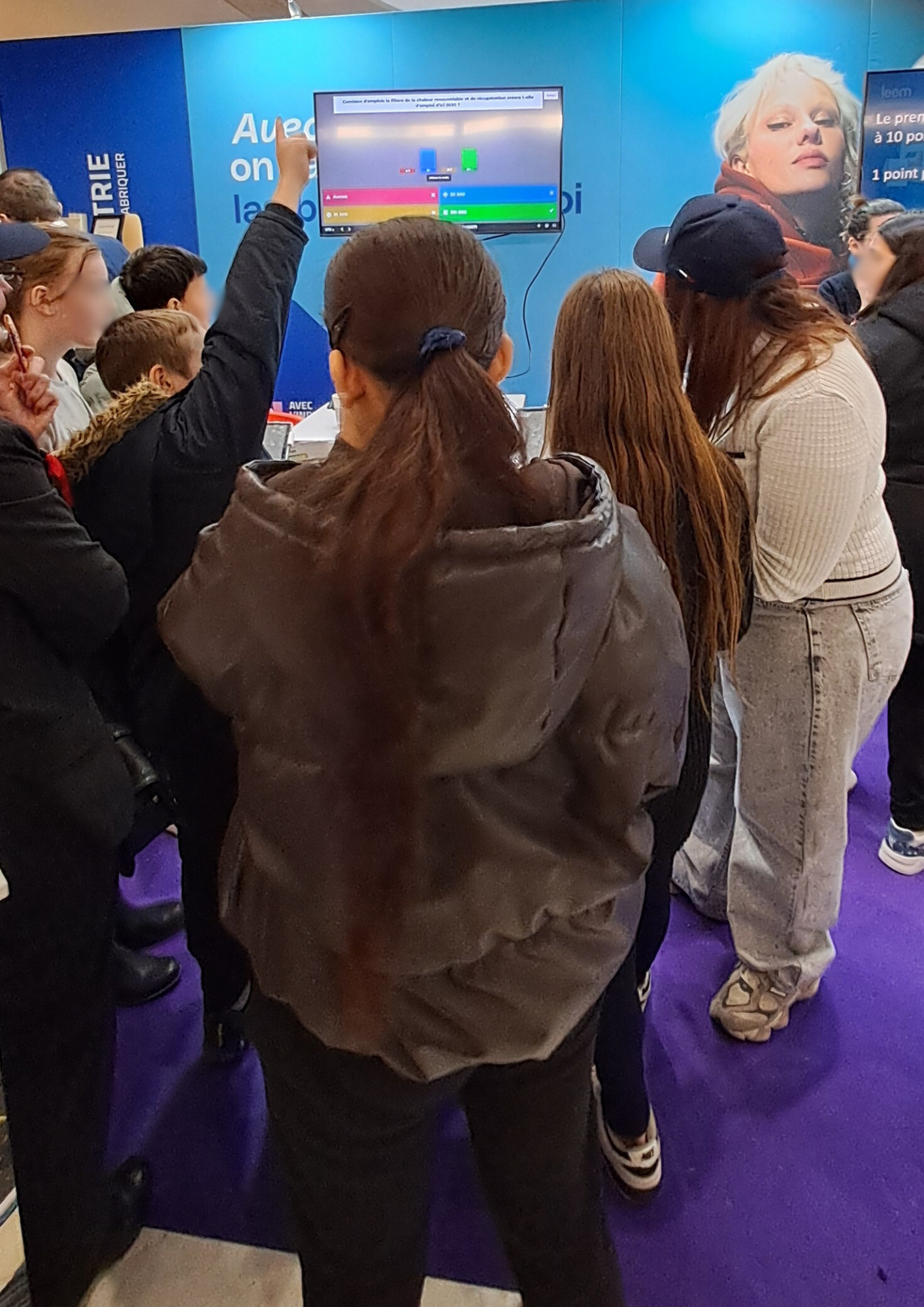 Jeunes au salon Bercy Fait Son Industrie participant à un quiz sur l'énergie sur le stand FEDENE, illustrant leur engagement pour les enjeux énergétiques